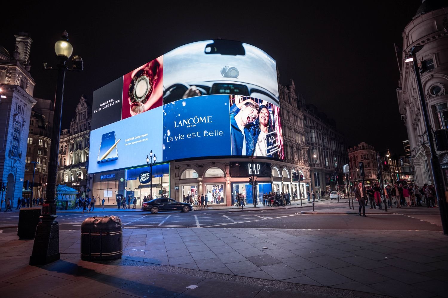 digital signage manchester improves retail displays